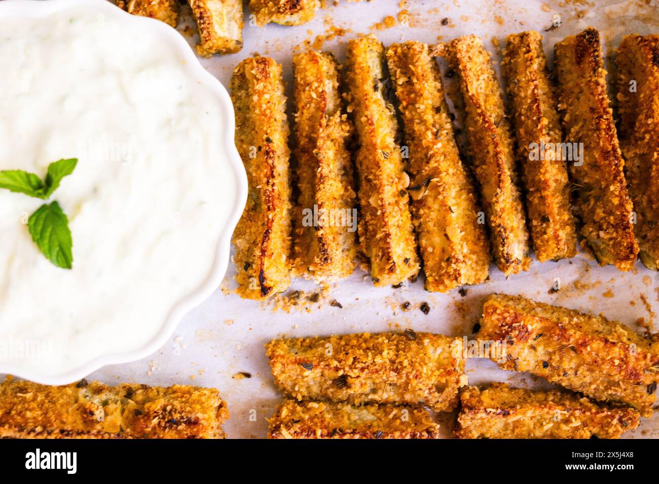 Patatine fritte croccanti con salsa cremosa! Foto Stock