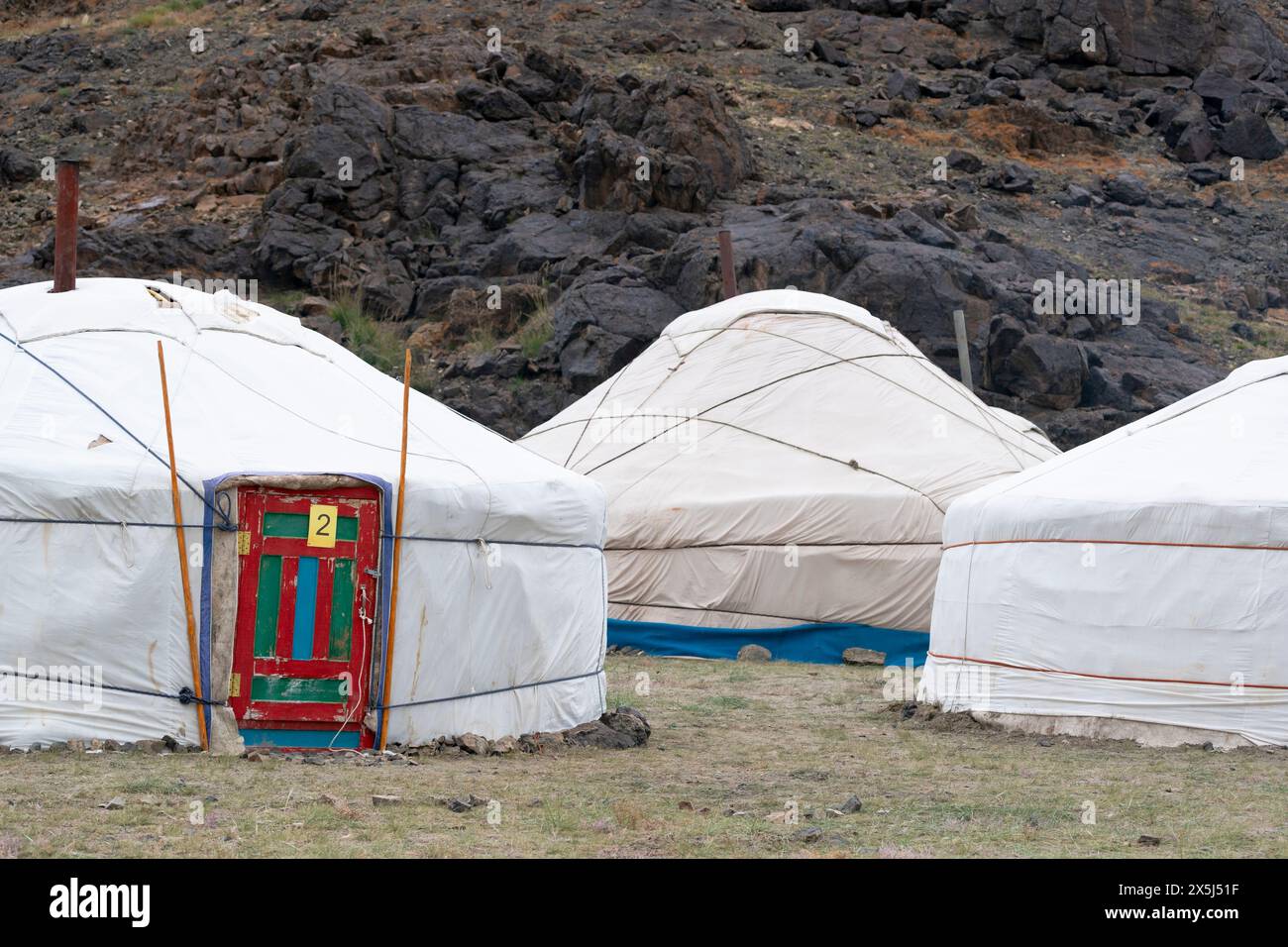 Asia, Mongolia, provincia di Bayan-Olgii. Un gruppo di gers è annidato vicino al ghiacciaio roccioso. Foto Stock