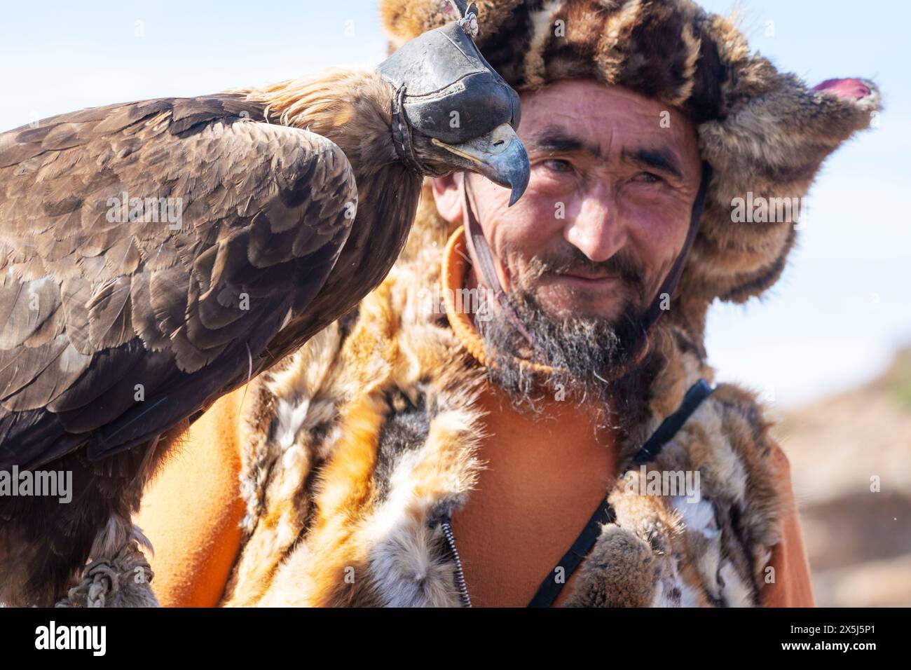 Asia, Mongolia, provincia di Bayan-Oglii. Altai Eagle Festival, ritratto di un cacciatore di aquile kazako. (Solo per uso editoriale) Foto Stock