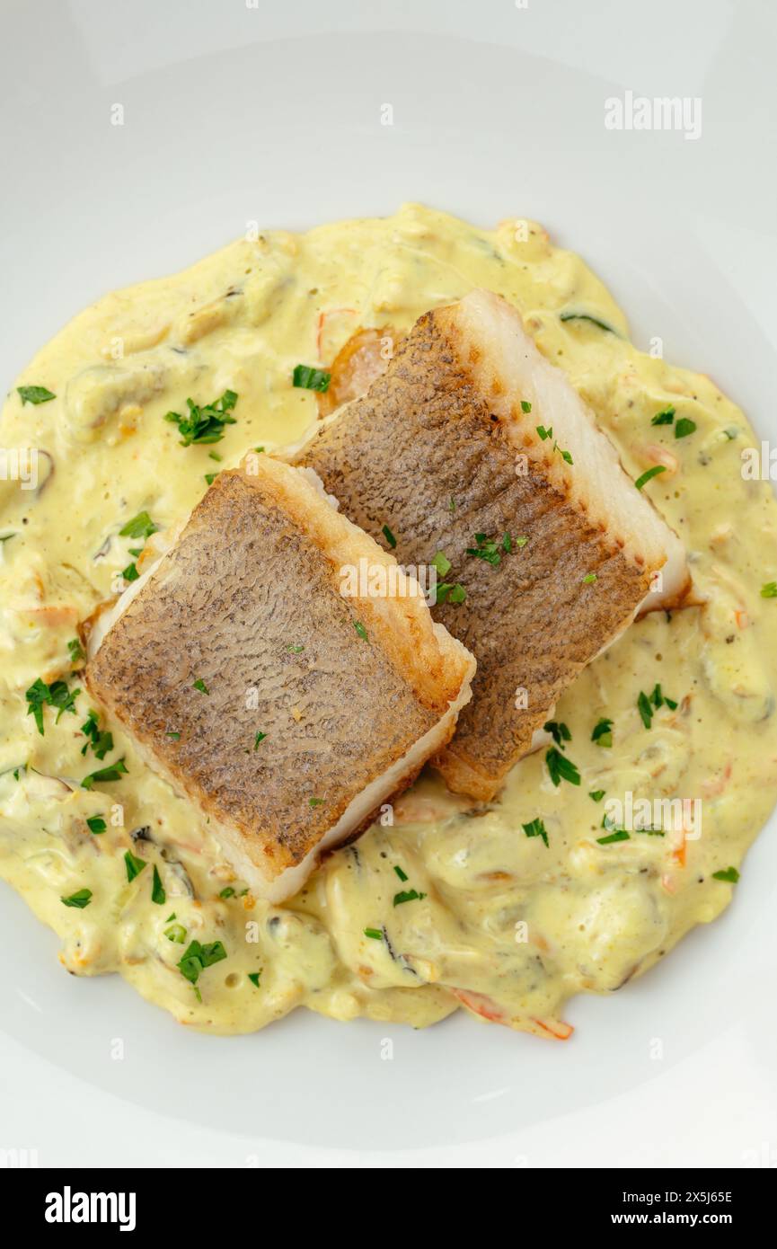 pesce alla griglia con verdure e salsa Foto Stock