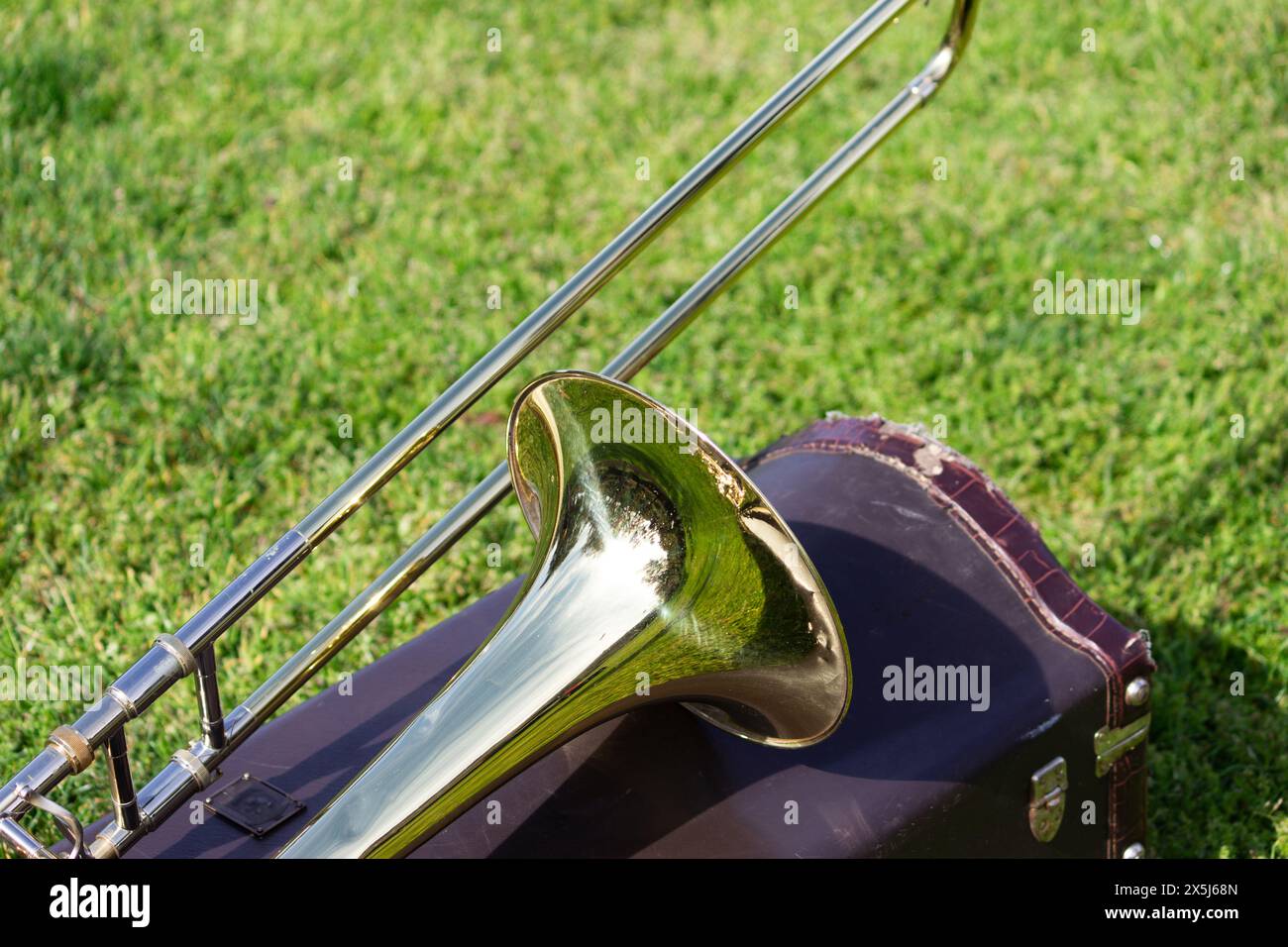 Trombone riposa sul suo caso in a Field durante la Marching Band Rehearsal Foto Stock