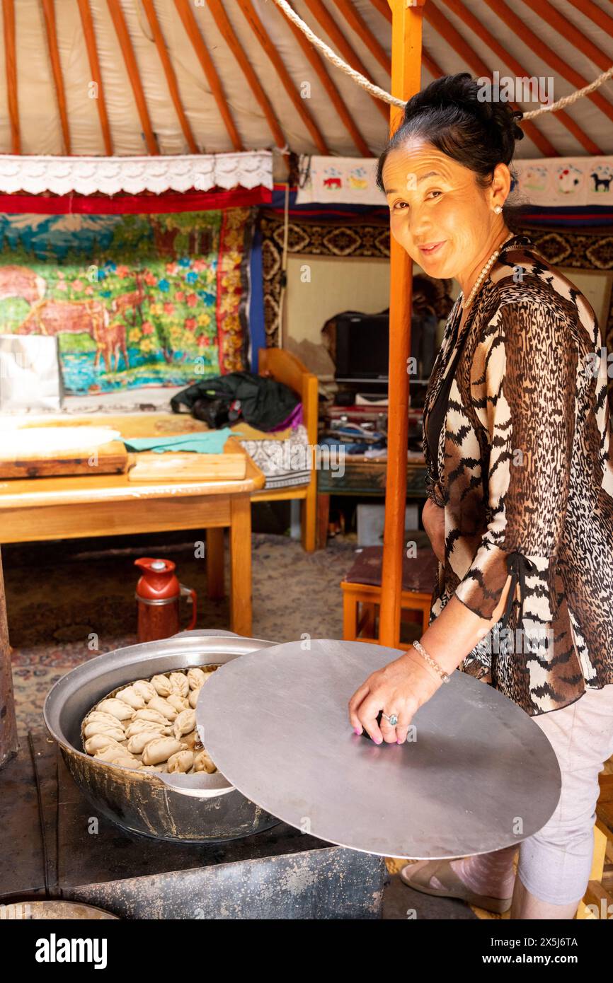 Asia, Mongolia. Una donna mongola prepara il piatto nazionale chiamato buuz, piccoli gnocchi al vapore ripieni di manzo. (Solo per uso editoriale) Foto Stock