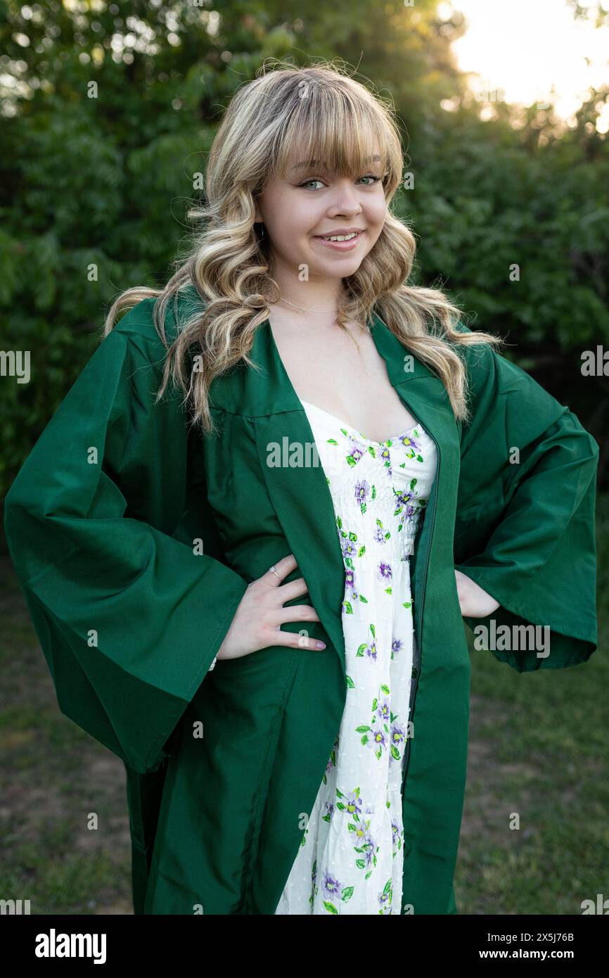 giovane donna caucasica si laurea in campo verde Foto Stock