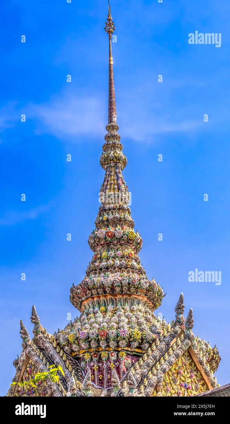 Pagoda in porcellana Stupa Prang, Grand Palace, Bangkok, Thailandia. Una delle otto torri per diverse sette buddiste, il palazzo fu la residenza del re di Thailandia dal 1782 al 1925 Foto Stock