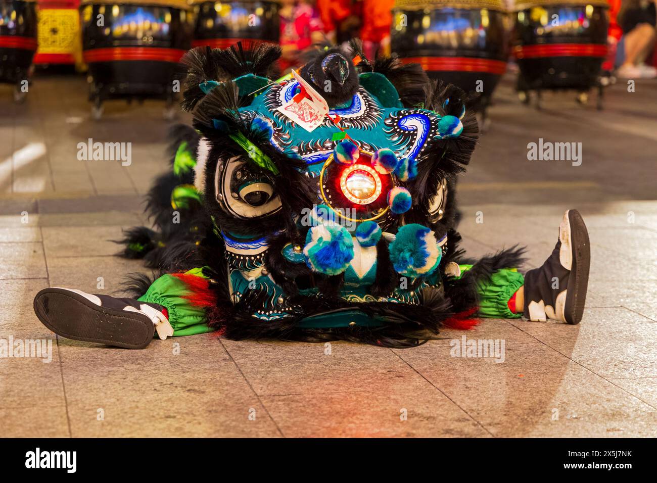 Vietnam. Danza tradizionale del drago. Si esibisce in tutto il paese come parte di Tet, per cacciare via gli spiriti maligni e invitare gli spiriti buoni. Foto Stock