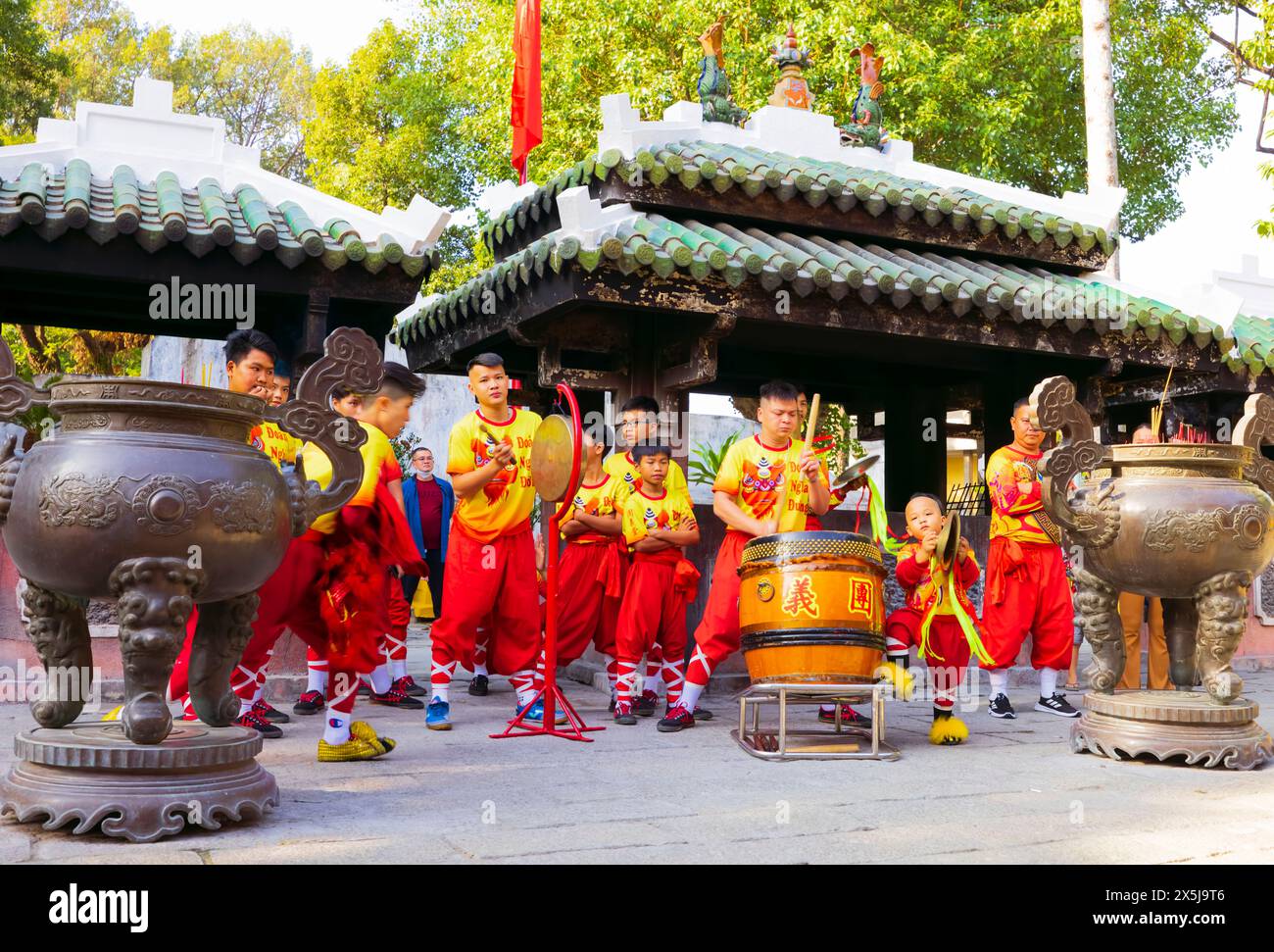 Vietnam, Saigon, ho chi Minh. Danzatori di draghi che si divertono nello storico tempio di Saigon a sostegno dei visitatori della città di ho chi Minh, il governo che celebra il nuovo anno di Tet. (Solo per uso editoriale) Foto Stock