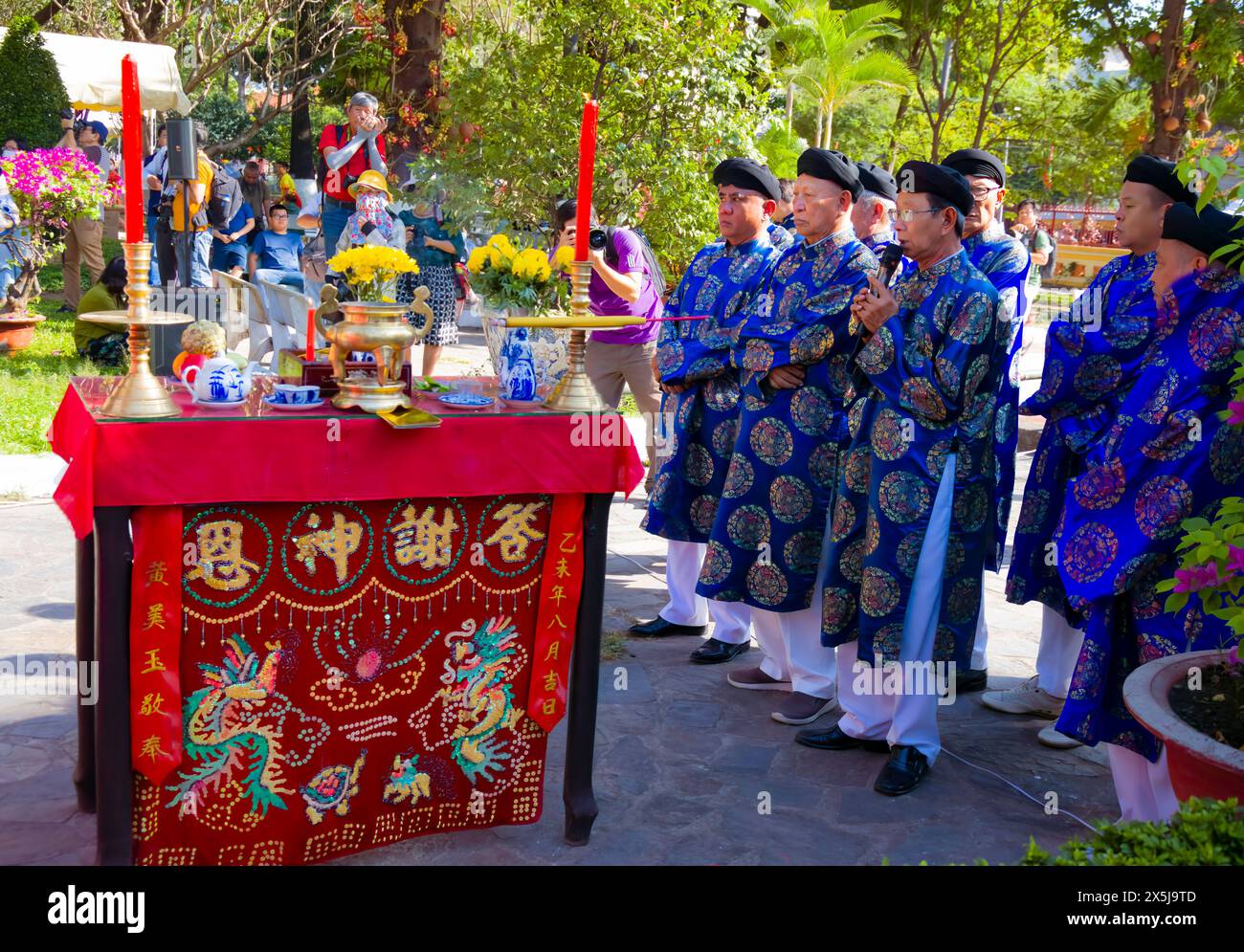 Vietnam. Visitatori della città di ho chi Minh, sede del governo presso lo storico tempio che celebra il nuovo anno di Tet Aka. (Solo per uso editoriale) Foto Stock