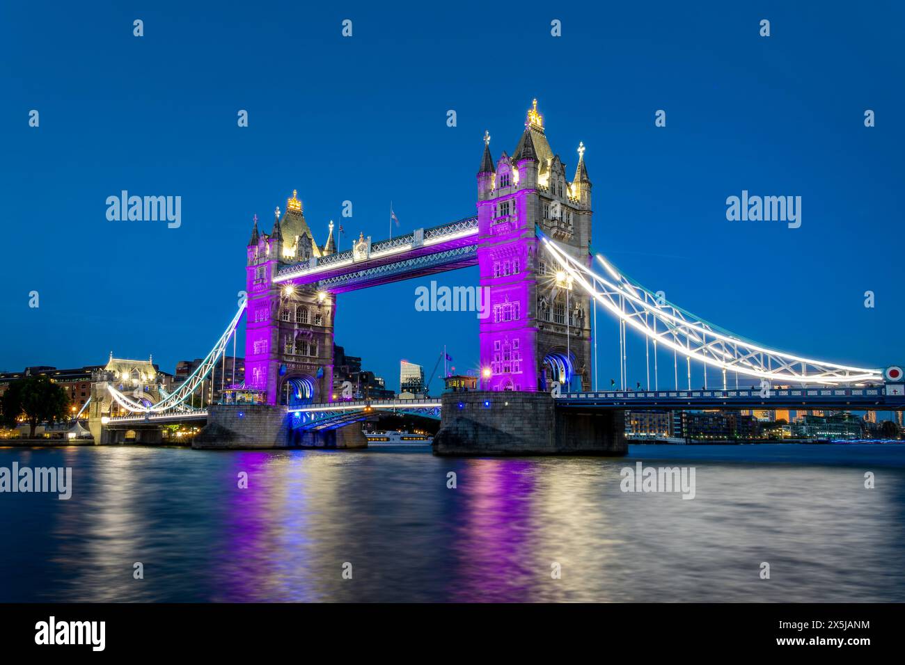 Il Tower Bridge e il Tamigi di notte a Londra, Regno Unito Foto Stock