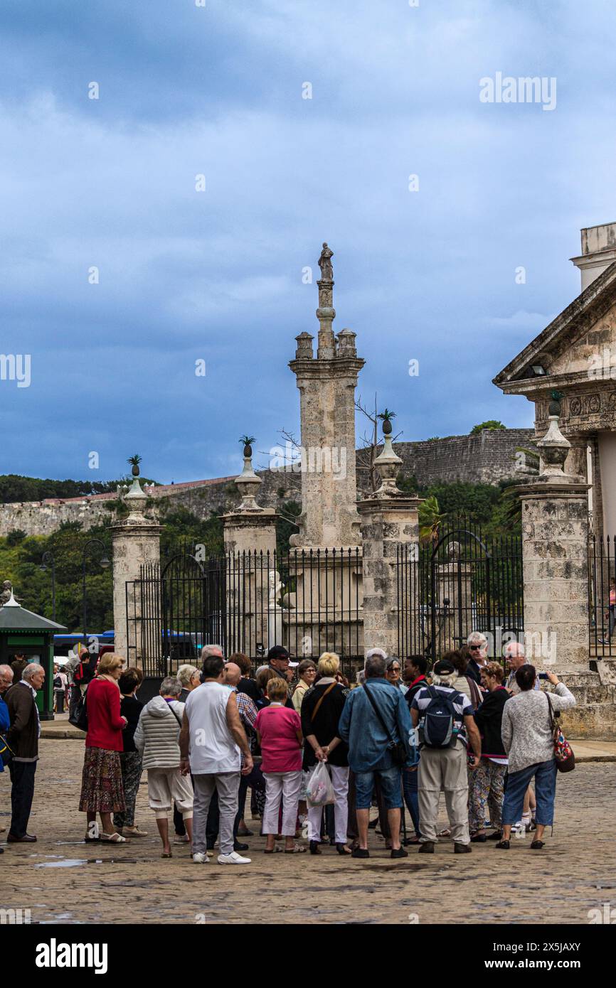 I turisti si radunano intorno per ascoltare la storia dell'Avana vecchia, Cuba. (Solo per uso editoriale) Foto Stock