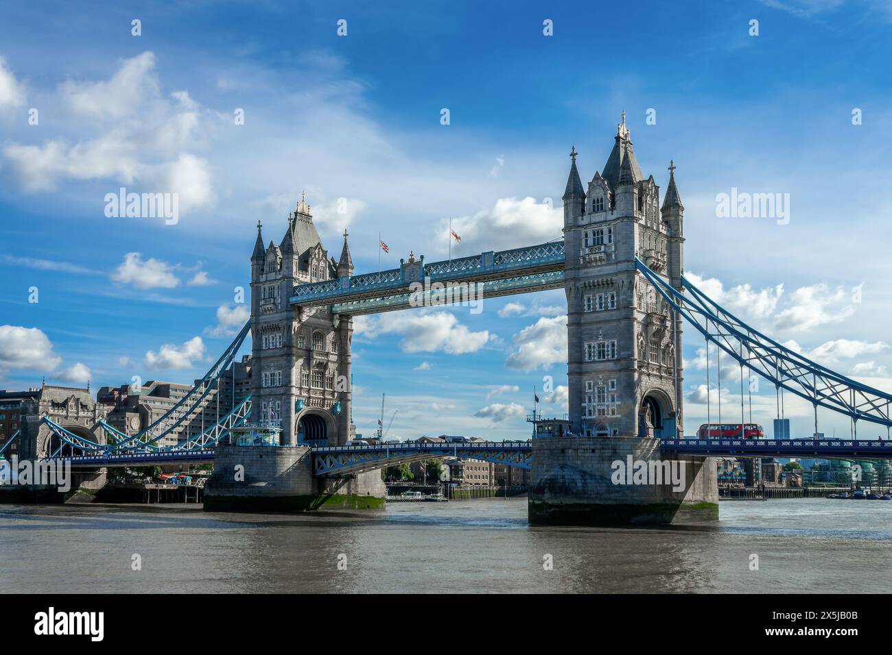 Il Tower Bridge e il Tamigi in una giornata di sole a Londra, Regno Unito Foto Stock
