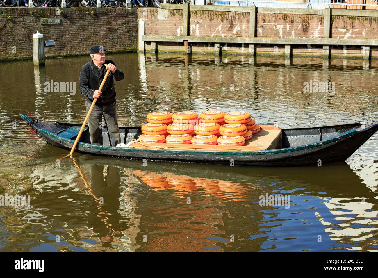 Paesi Bassi, Olanda settentrionale, Alkmaar. La tradizionale cittadina olandese con canale e il mercato del formaggio presso il Waagplein. Formaggio in barca a remi a mano. (Editoria Foto Stock