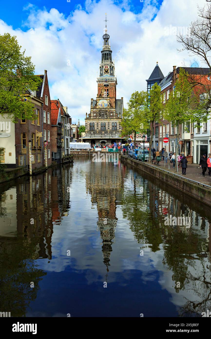Paesi Bassi, Olanda settentrionale, Alkmaar. La tradizionale cittadina olandese con canale e il mercato del formaggio presso il Waagplein. Si verifica il primo venerdì dei mesi da aprile a S. Foto Stock