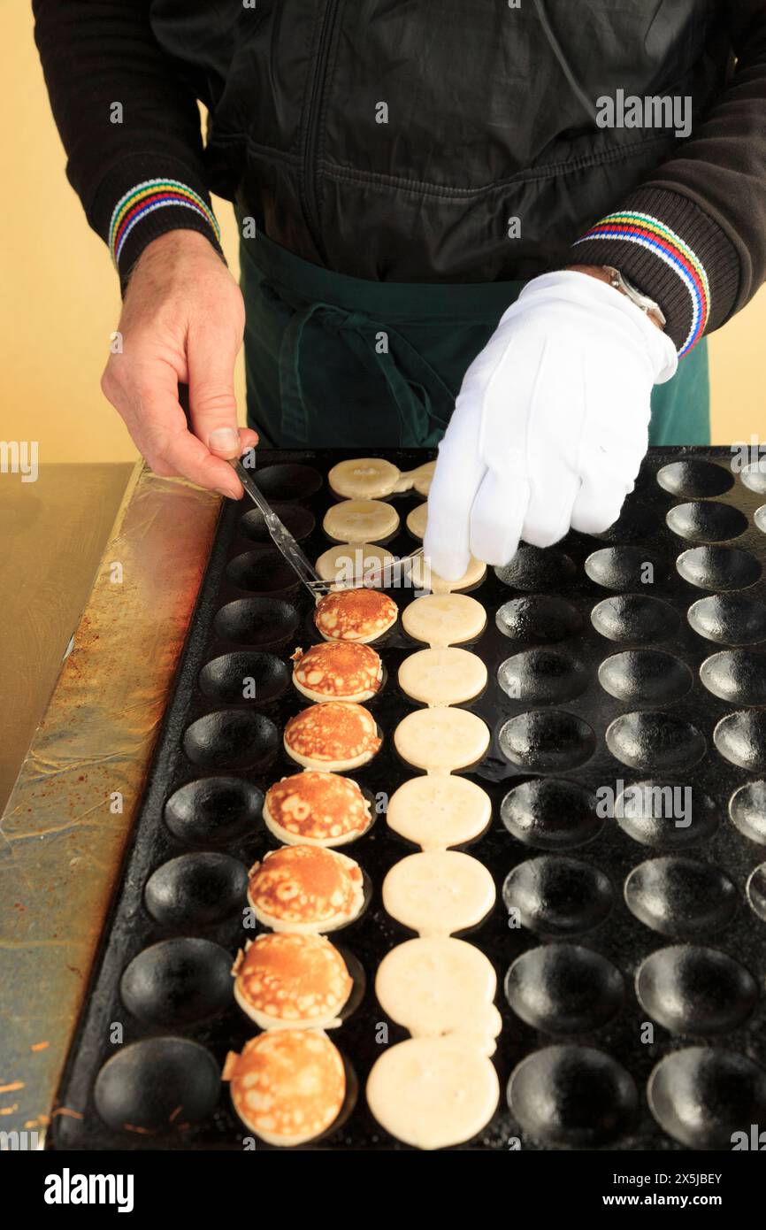 Paesi Bassi, Olanda settentrionale, Alkmaar. I tradizionali pancake olandesi si chiamano poffertjes. Foto Stock
