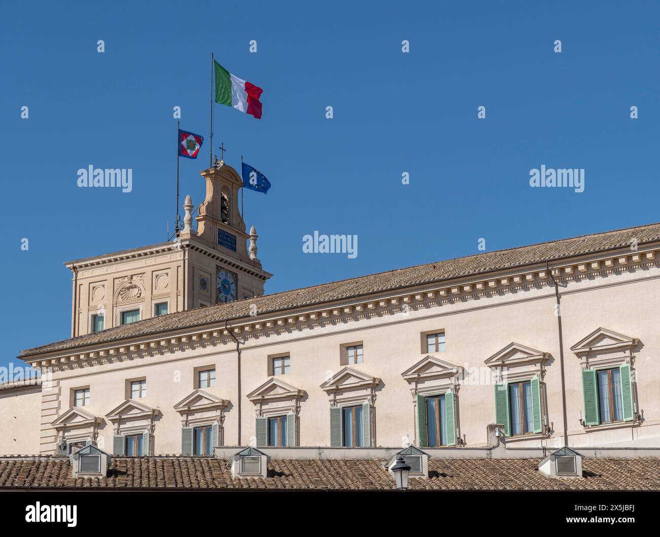 Palazzo del Quirinale residenza ufficiale del Presidente della Repubblica Italiana. Sventolando bandiere italiane, europee e presidenziali. Roma, Italia, Europa, UE Foto Stock