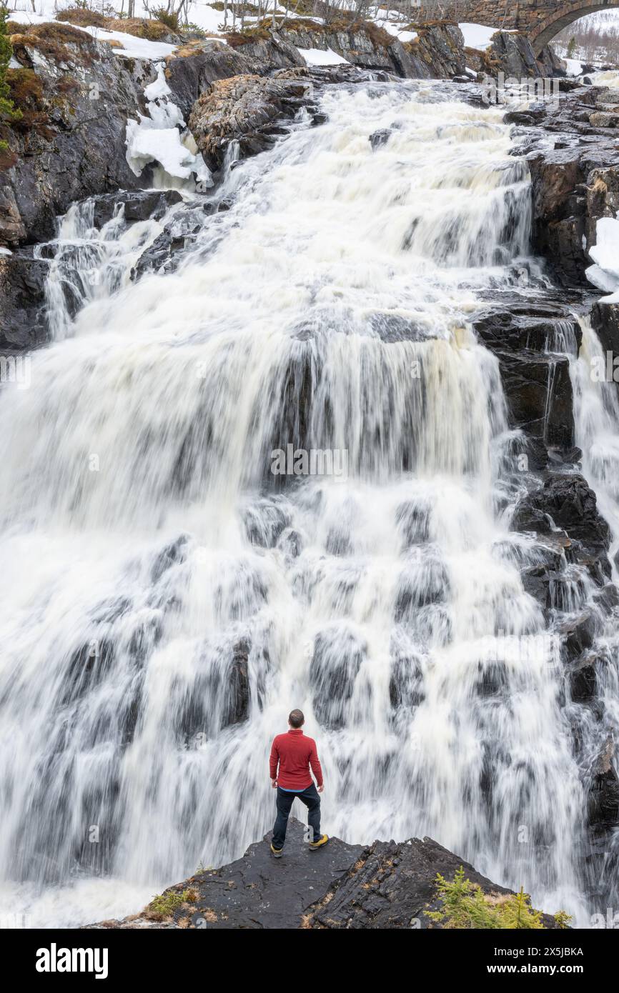 Man vs Water, Voringsfossen, cascata in Norvegia Foto Stock
