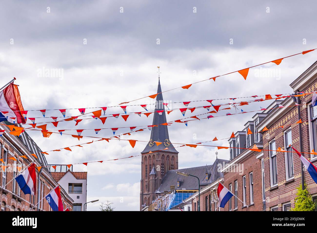 Paesi Bassi, Utrecht, Maarssen. Bandiere e striscioni appesi per le celebrazioni del giorno del Re a Maarssen. Foto Stock