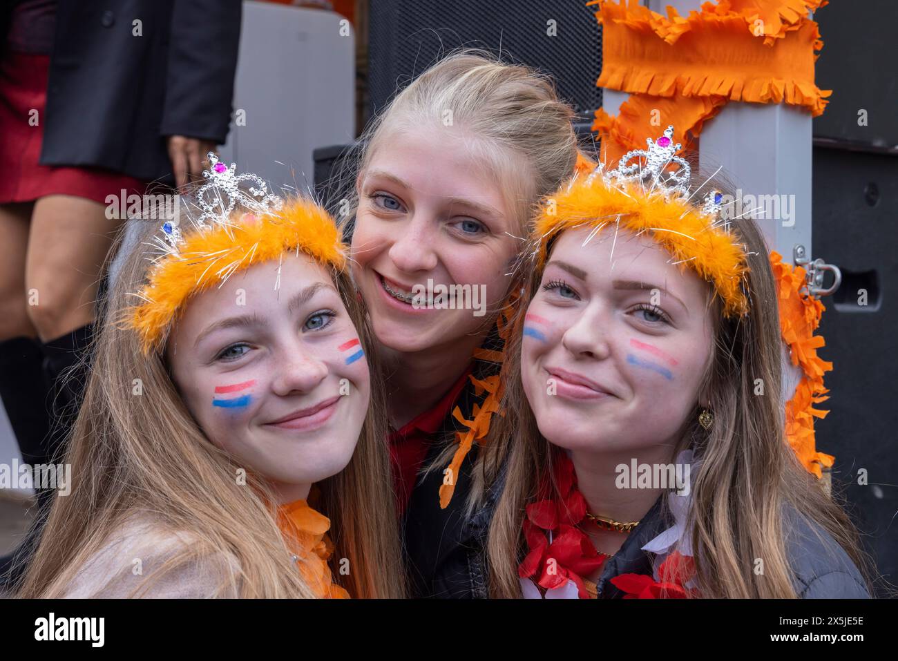 Paesi Bassi, Utrecht, Maarssen. Gruppo di giovani donne che celebrano il giorno del Re a Maarssen. (Solo per uso editoriale) Foto Stock