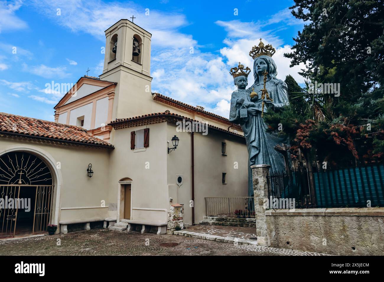 La Cappella di Saint-Hospice e la sua imponente Madonna in bronzo a Saint Jean Cap Ferrat Foto Stock