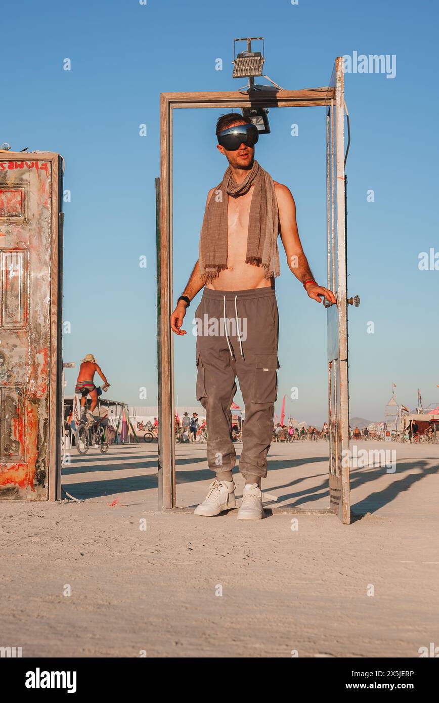 Esplora le vibrazioni del Desert Festival con un modello elegante nel portale ArtWork Foto Stock