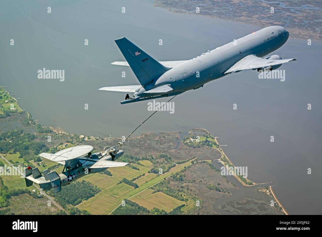 Un KC-46A Pegasus del 412th test Wing della U.S. Air Force conduce test di compatibilità del rifornimento aereo con un e-2D Advanced Hawke Foto Stock