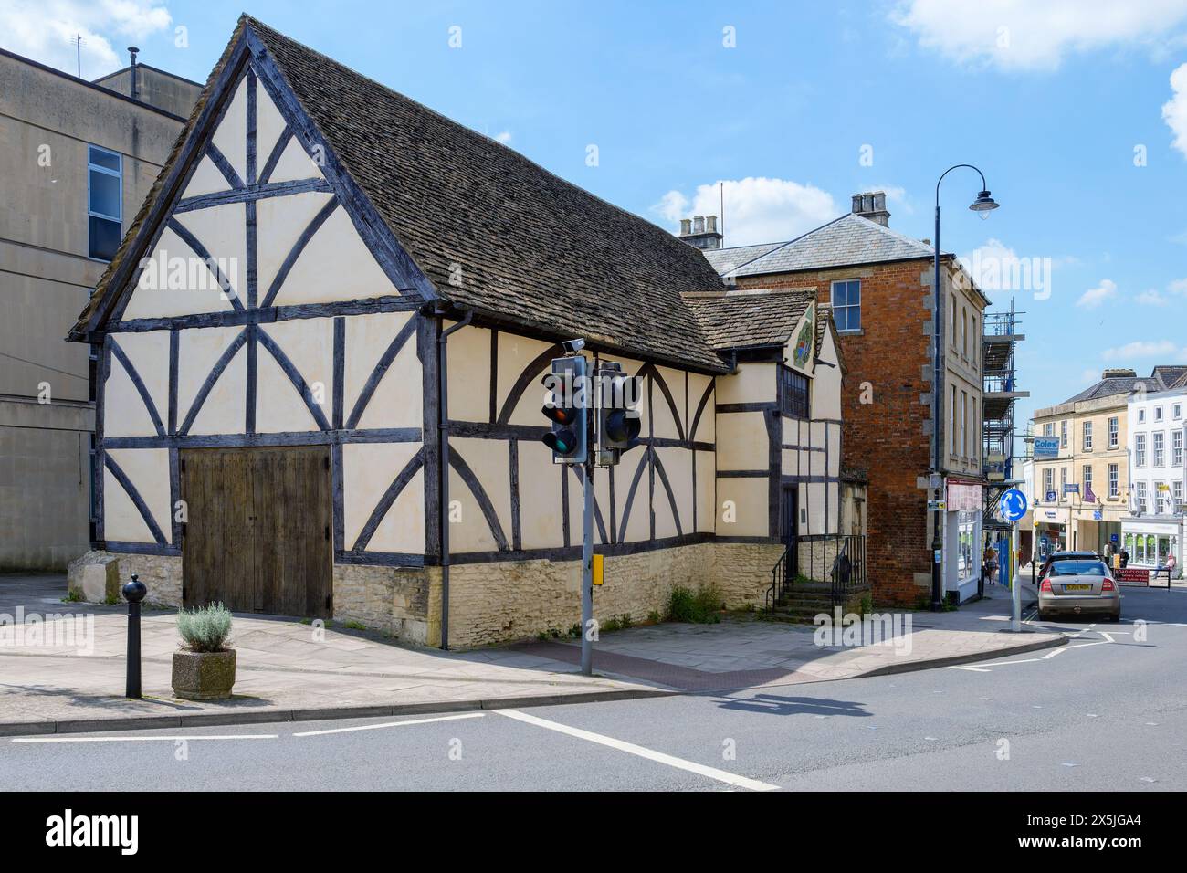 Lo storico Yelde Hall di Chippenham, Wiltshire, Inghilterra, è un edificio classificato Grade i. Si trova sul mercato e risale a prima del 1580 Foto Stock