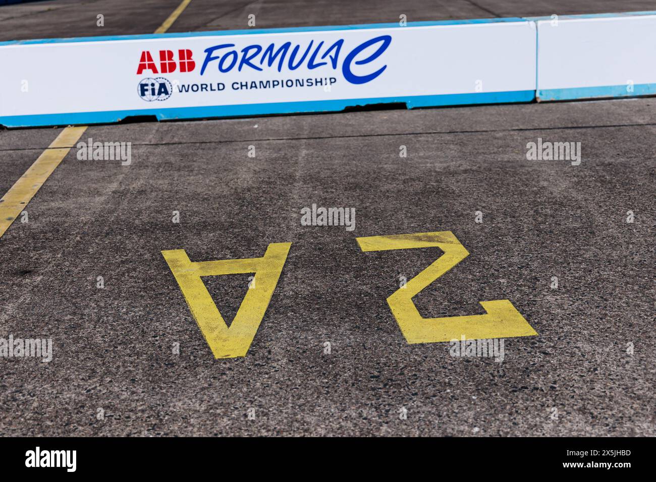 Branding durante l'ePrix di Berlino 2024, 7° incontro del Campionato del mondo ABB FIA Formula e 2023-24, sul circuito di Tempelhof Airport Street dal 10 al 12 maggio 2024 a Berlino, Germania Foto Stock