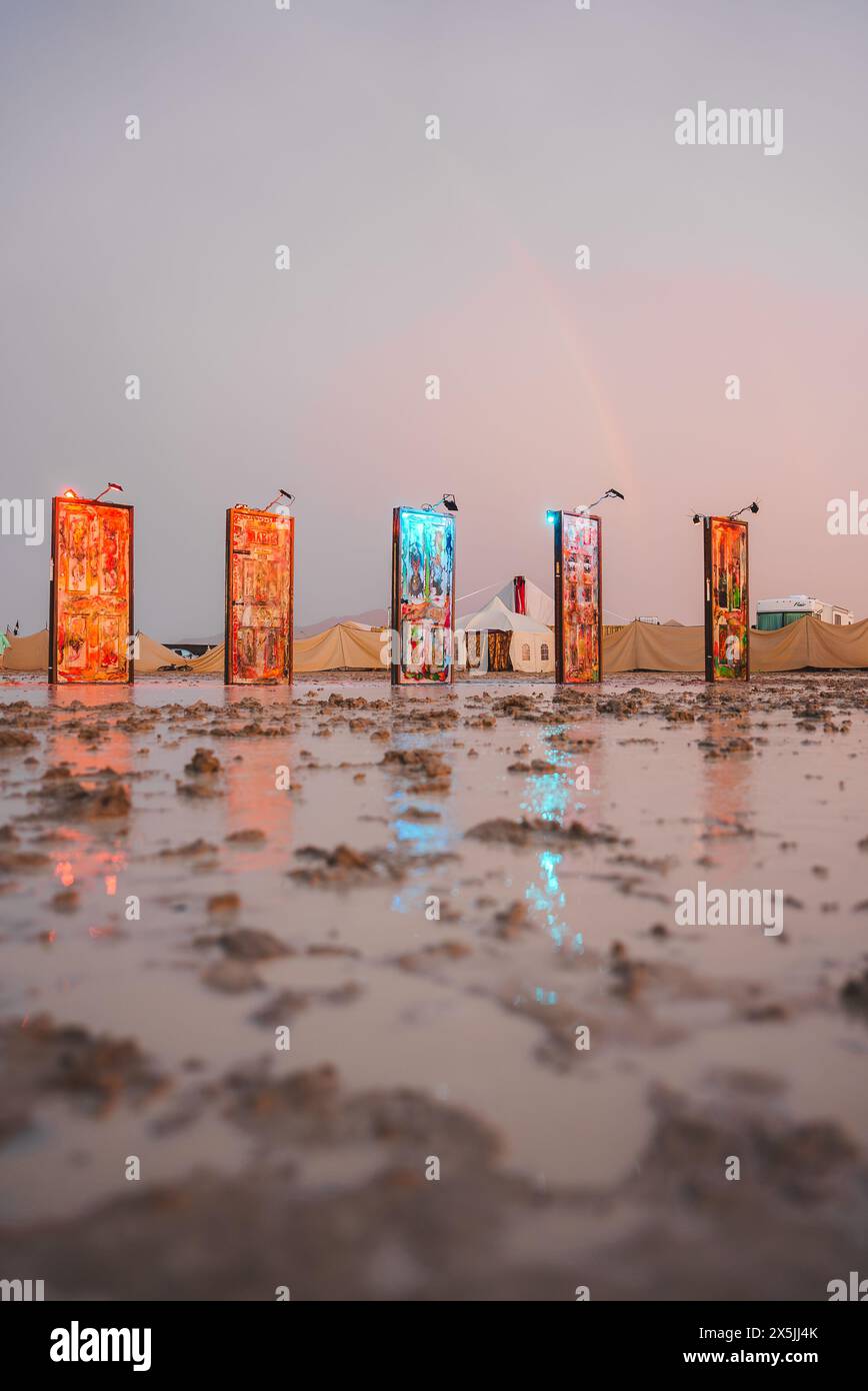 Installazione di pannelli artistici nella Desert Oasis al tramonto Foto Stock