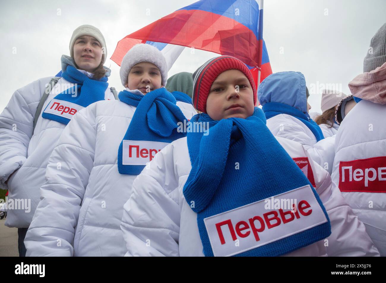 Mosca, Russia. 9 maggio 2024. I partecipanti al movimento dei giovani e dei bambini "Dvizheniye Pervykh" (in inglese: Il movimento del primo) partecipano a una sfilata festosa in occasione della giornata della Vittoria durante la fiera internazionale e il forum della Russia Expo presso il centro espositivo VDNKh di Mosca, Russia. La Russia celebra 79 anni dalla vittoria sulla Germania nazista nella seconda guerra mondiale Foto Stock