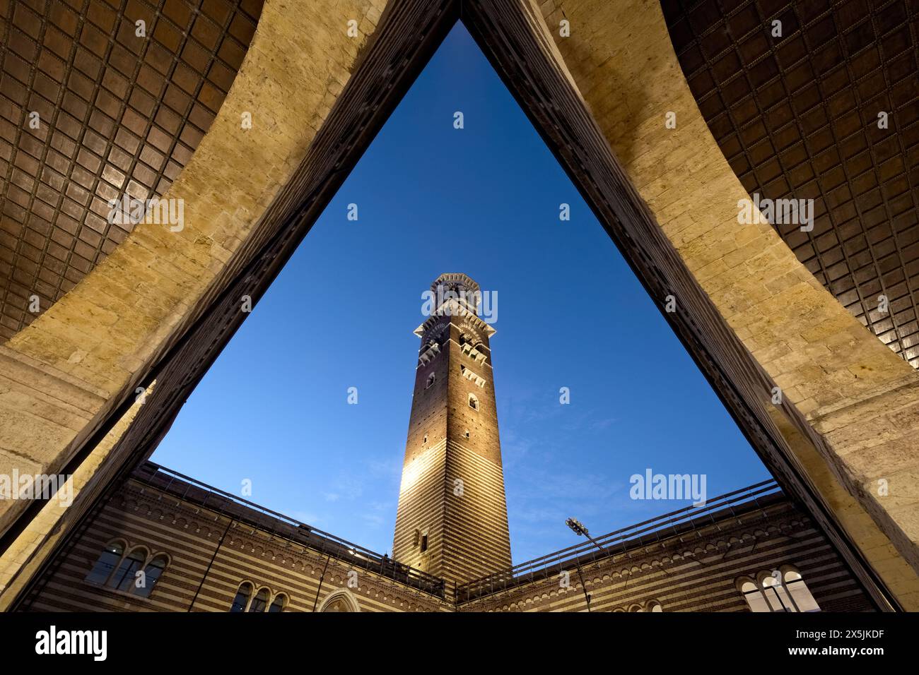 Verona: La torre medievale dei Lamberti e il Palazzo della ragione. Veneto, Italia. Foto Stock