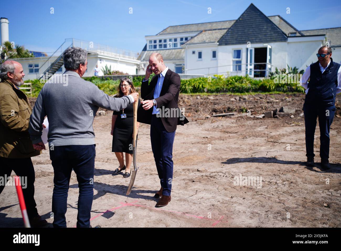 Il Principe di Galles, noto come Duca di Cornovaglia quando si trova in Cornovaglia, apre la strada per la nuova struttura durante una visita al St. Mary's Community Hospital, Isole di Scilly, incontrare il personale e ascoltare la storia di una nuova struttura sanitaria integrata e di assistenza sociale che sarà costruita su terreni adiacenti di proprietà del Ducato di Cornovaglia. Data foto: Venerdì 10 maggio 2024. Foto Stock