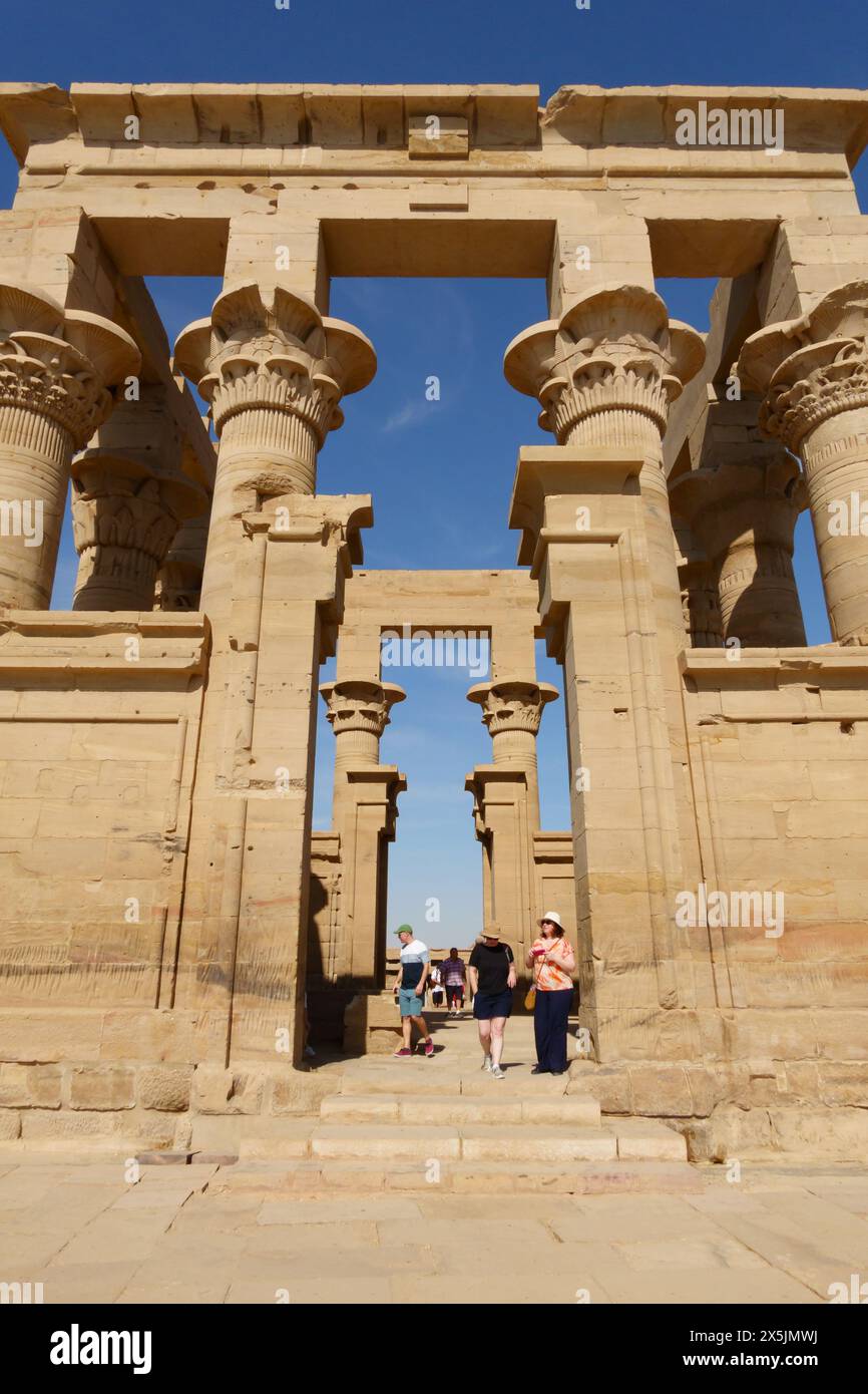 Chiosco Traiano, complesso del tempio di file, isola Agilkia, bacino idrico della diga di Assuan. Luogo di sepoltura di Osiride. Egitto Foto Stock