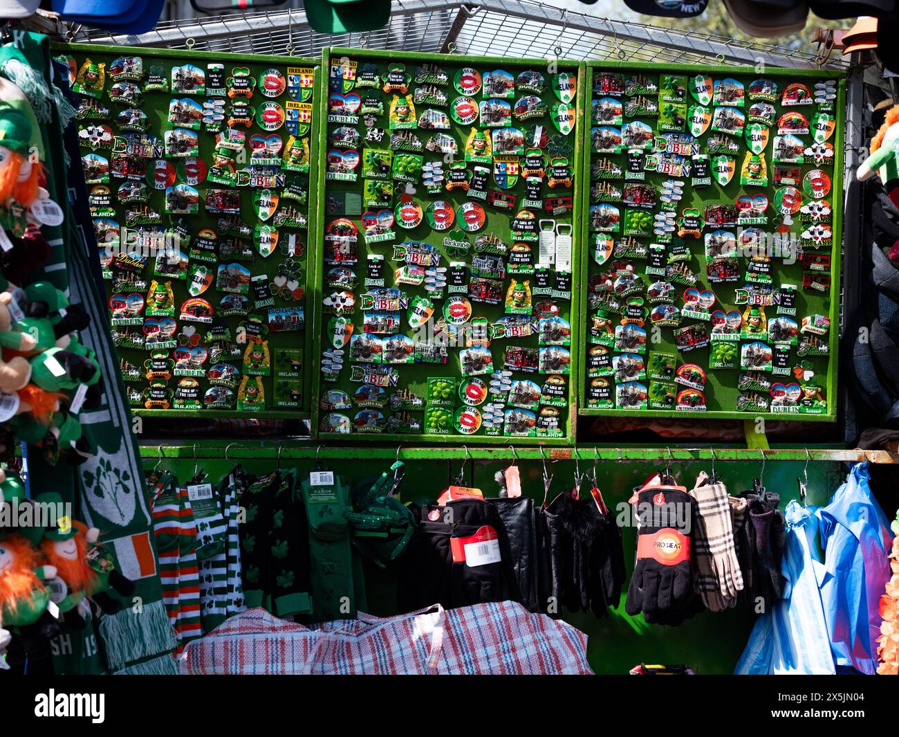 Souvenir a tema irlandese in vendita presso una bancarella del mercato di College Green nel centro di Dublino, Irlanda. Foto Stock