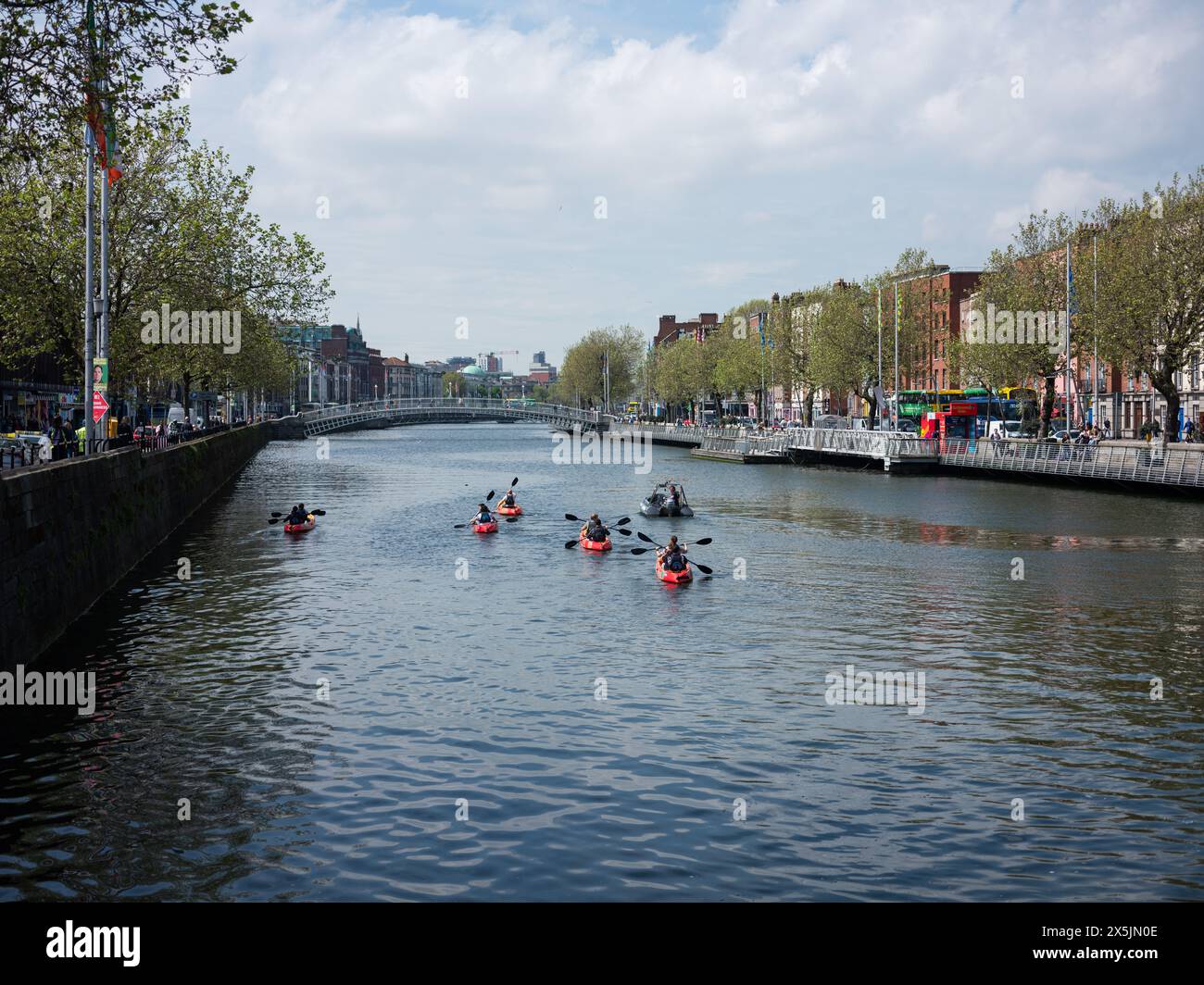 Un gruppo in canoa sul fiume Liffey nel centro di Dublino, Irlanda. Foto Stock