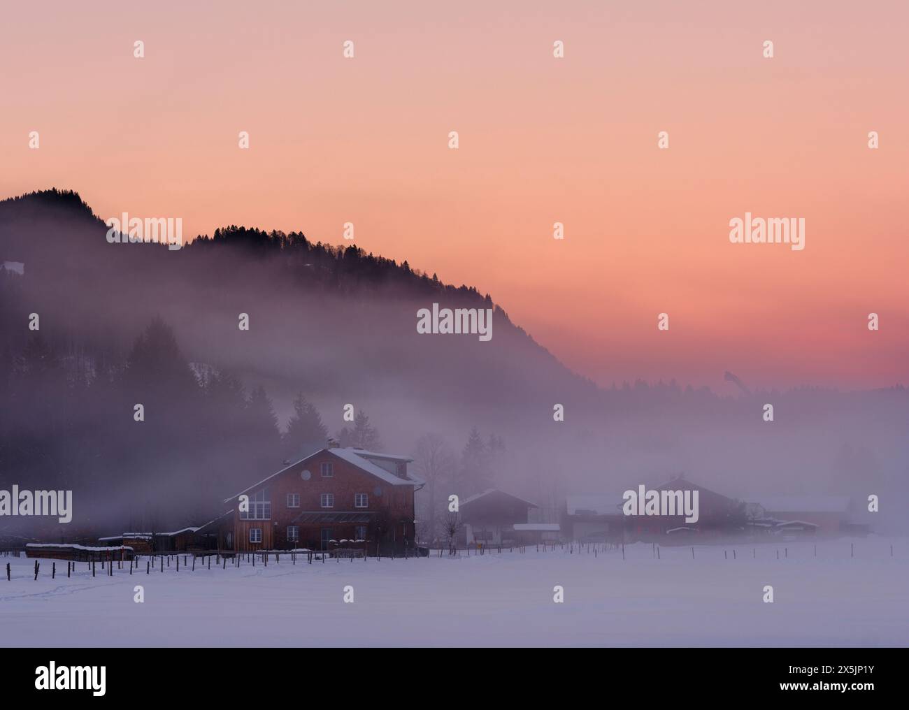 Tramonto nella valle del fiume Stillach. Le Alpi Allgau vicino a Oberstdorf durante l'inverno in Baviera, Germania. Foto Stock
