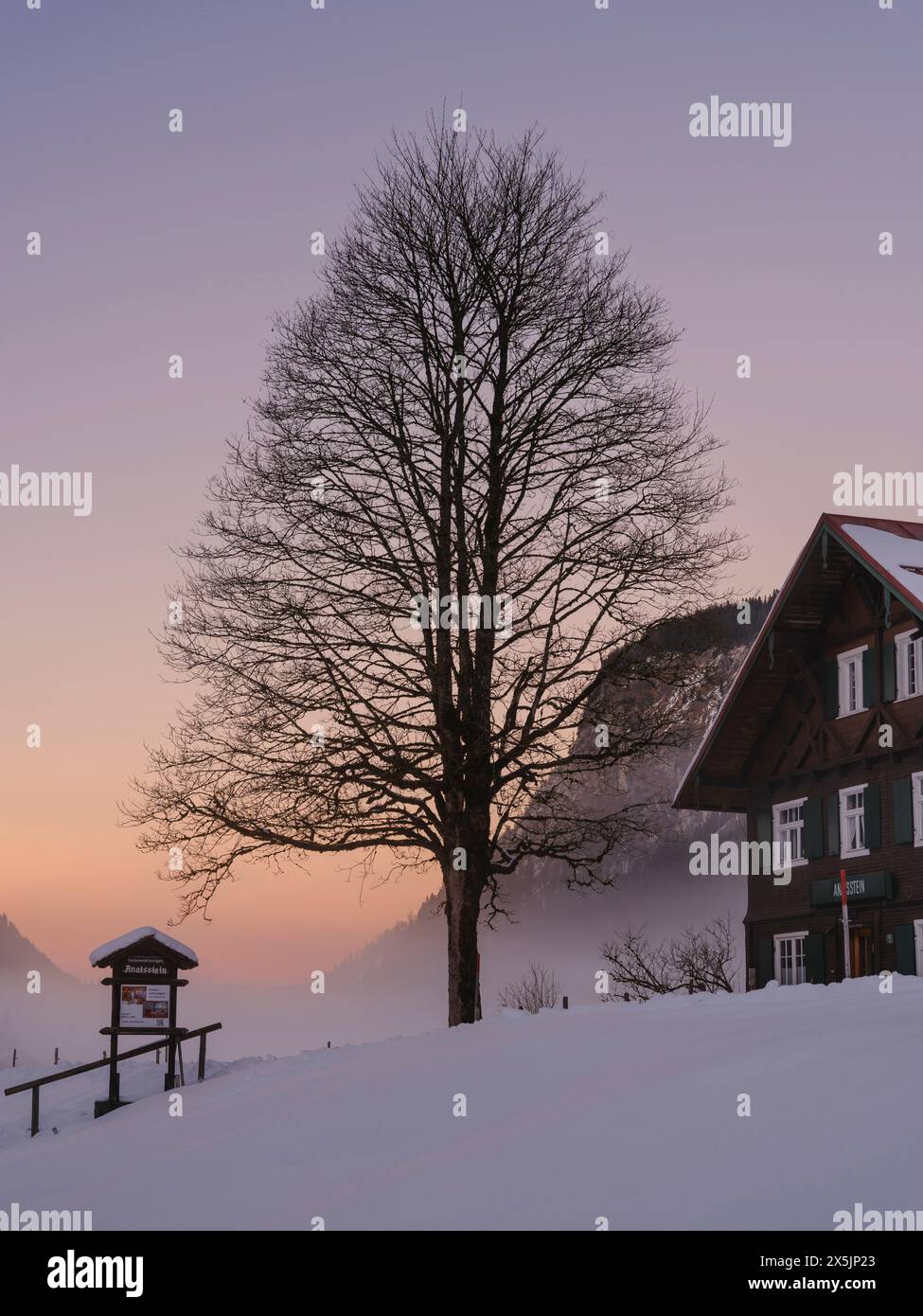 Tramonto nella valle del fiume Stillach. Le Alpi Allgau vicino a Oberstdorf durante l'inverno in Baviera, Germania. (Solo per uso editoriale) Foto Stock