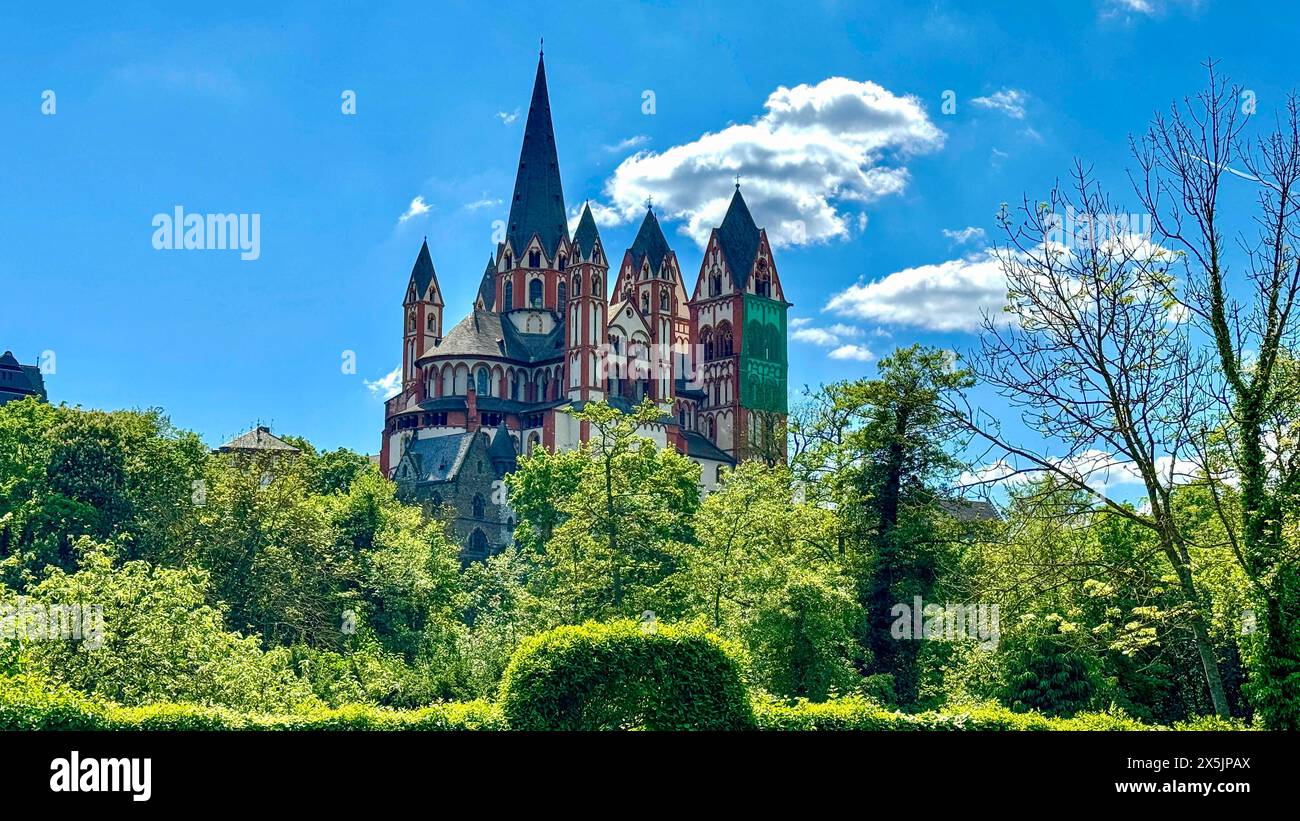 Der Limburger Dom, nach seinem Schutzpatron St. Georg auch Georgsdom genannt, ist seit 1827 Die Kathedralkirche des Bistums Limburg. 10.05.24 *** la Cattedrale di Limburgo, nota anche come Cattedrale di San Giorgio dal suo santo patrono, è la chiesa cattedrale della diocesi di Limburgo dal 1827 10 05 24 Foto Stock