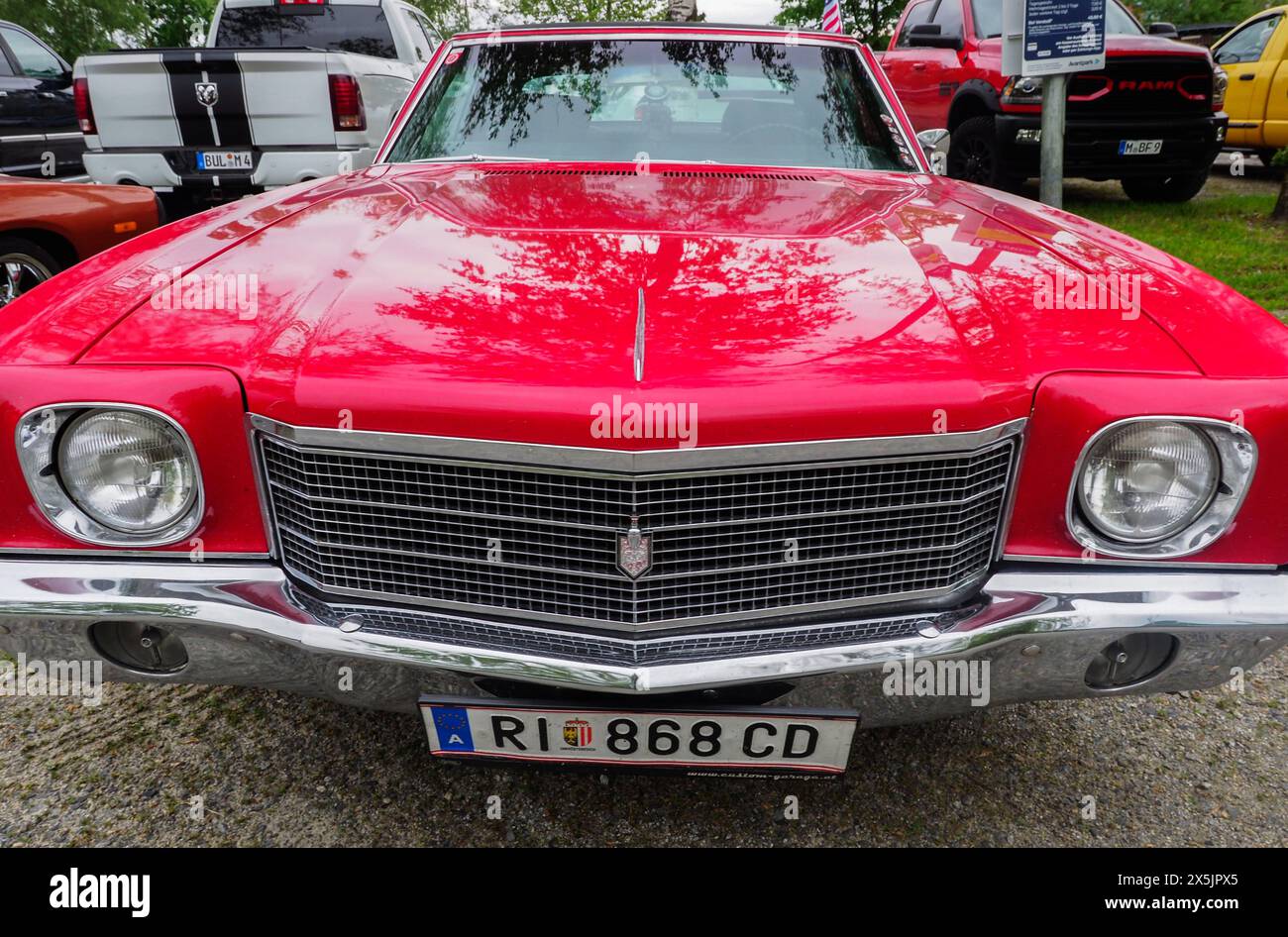 Eging am SEE, Germania. 8 maggio 2024. Chevrolet Monte Carlo, modello 1969. La Chevrolet Monte Carlo è una coupé a due porte prodotta e venduta dalla divisione Chevrolet della General Motors. Una tradizionale mostra di oldtimers americani ha iniziato a lavorare nel complesso ricreativo Pullman City nella città di Eging-am-SEE, in Germania. Tradizionalmente, gli appassionati di auto provenienti da Germania, Austria e Svizzera partecipano a questo spettacolo. Quest'anno, una rara auto americana dall'Ucraina è stata presentata per la prima volta. Credito: SOPA Images Limited/Alamy Live News Foto Stock