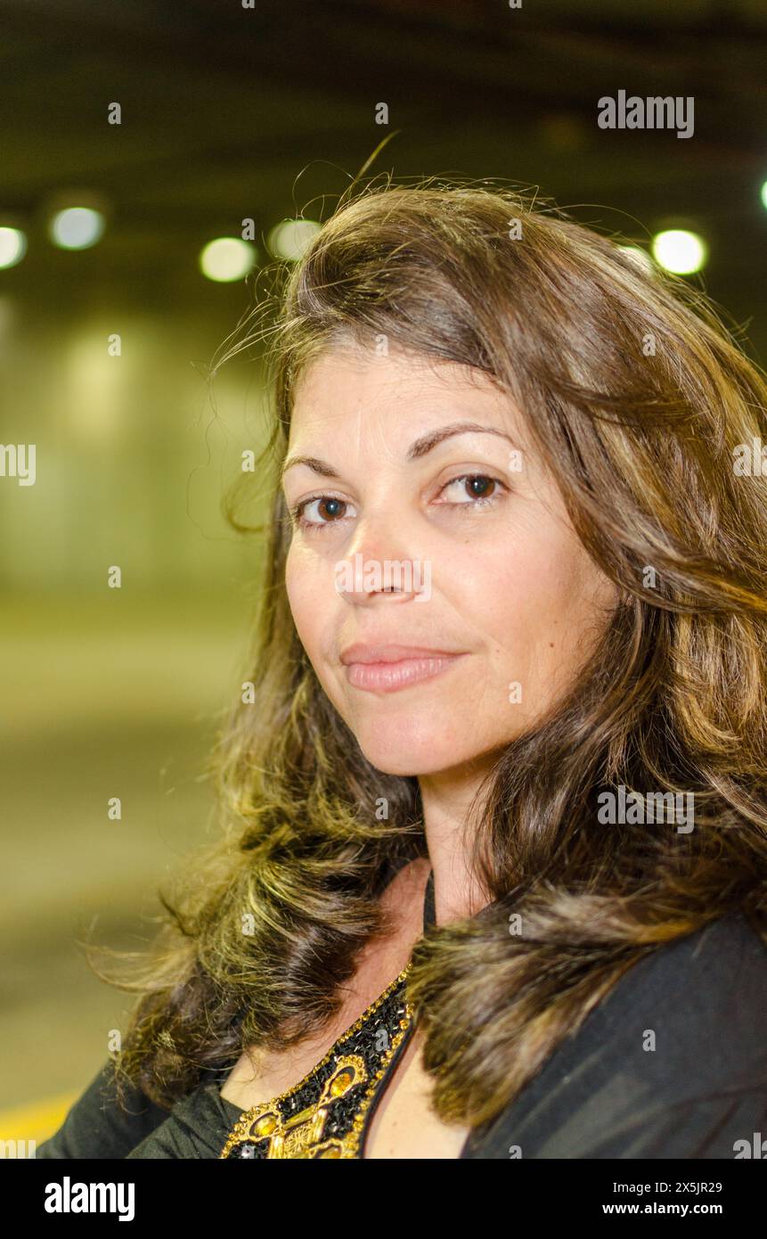 Ritratto di donna latinoamericana di notte Foto Stock