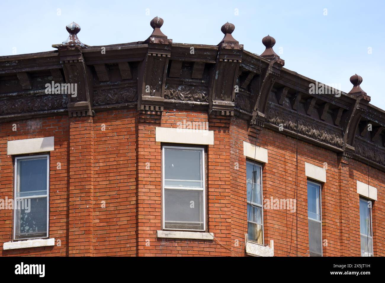 Architettura coloniale di un vecchio edificio esterno in Bloor Street West, Toronto, Canada Foto Stock