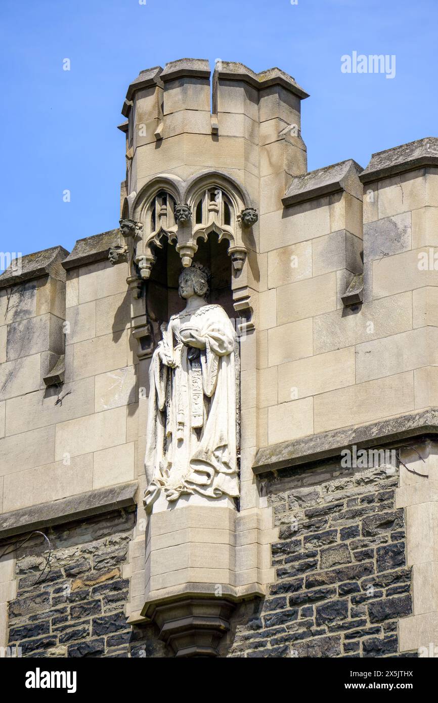 Toronto, Canada - 5 maggio 2024: Scultura coloniale sulla parete esterna dell'Emmanuel College, un edificio appartenente all'Università di Toronto. Foto Stock