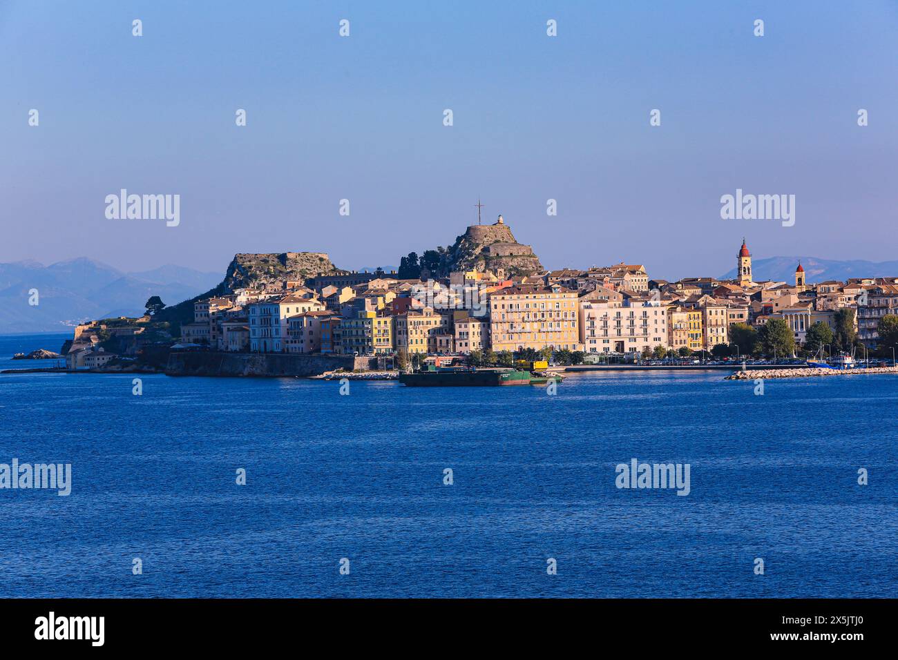 Corfù, Grecia. Vista aerea della città vecchia di Corfù, del faro e della vecchia fortezza, degli edifici e delle chiese veneziane. (Solo per uso editoriale) Foto Stock