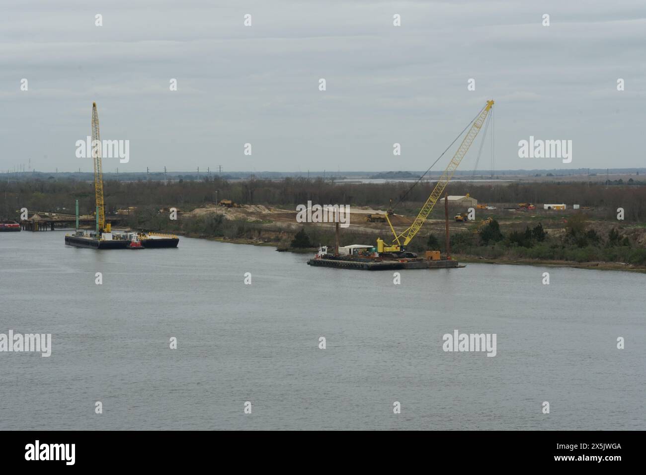 Gru per macchinari pesanti su chiatta galleggiante vicino alla riva sinistra del fiume Savannah. Foto Stock