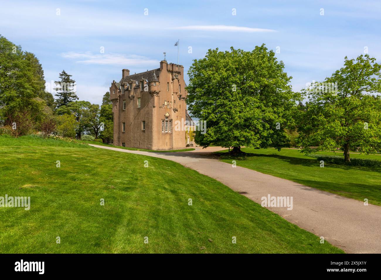Crathes Castle, una classica casa a torre scozzese nell'Aberdeenshire, in Scozia, vanta incantevoli torrette e splendidi giardini. Foto Stock