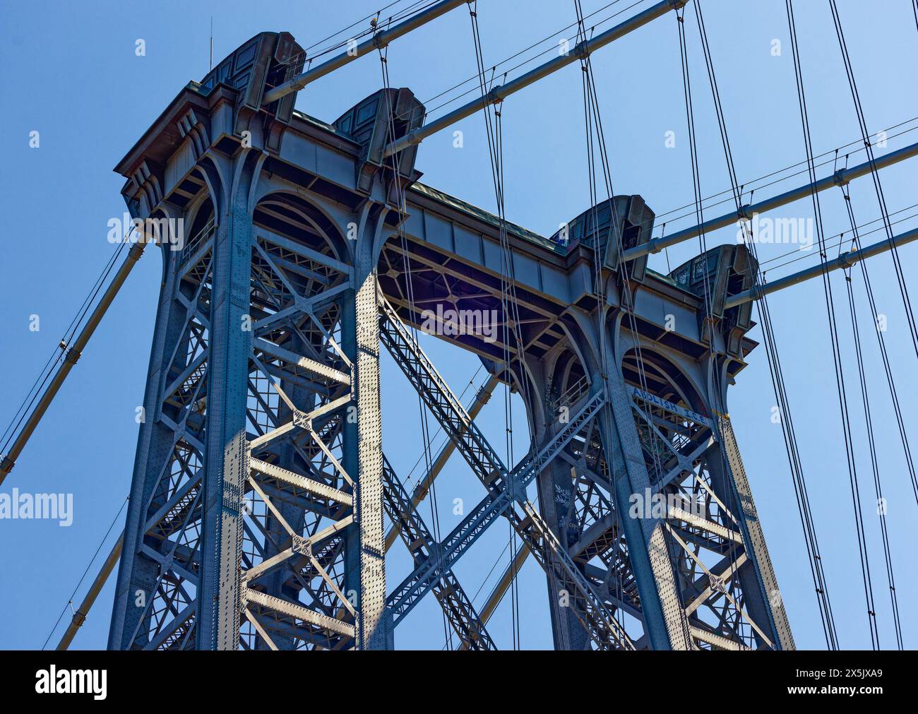 Dettaglio torre del ponte Williamsburg. Solo la campata centrale del ponte è sospesa dai cavi principali. Foto Stock