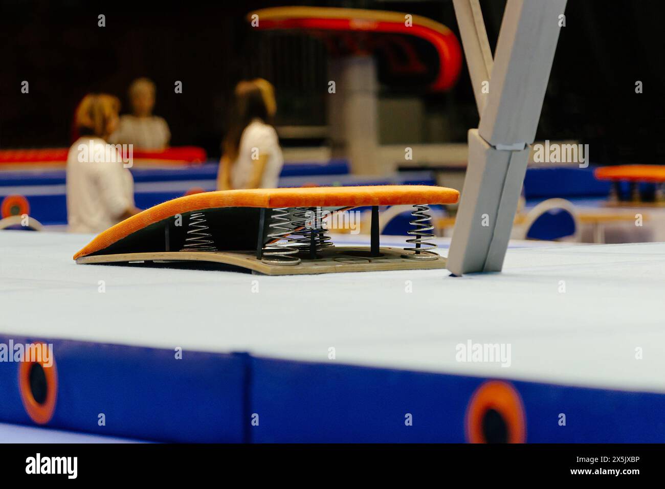trampolino di lancio per ginnastica artistica a volta su un tavolo a volta di sottofondo Foto Stock