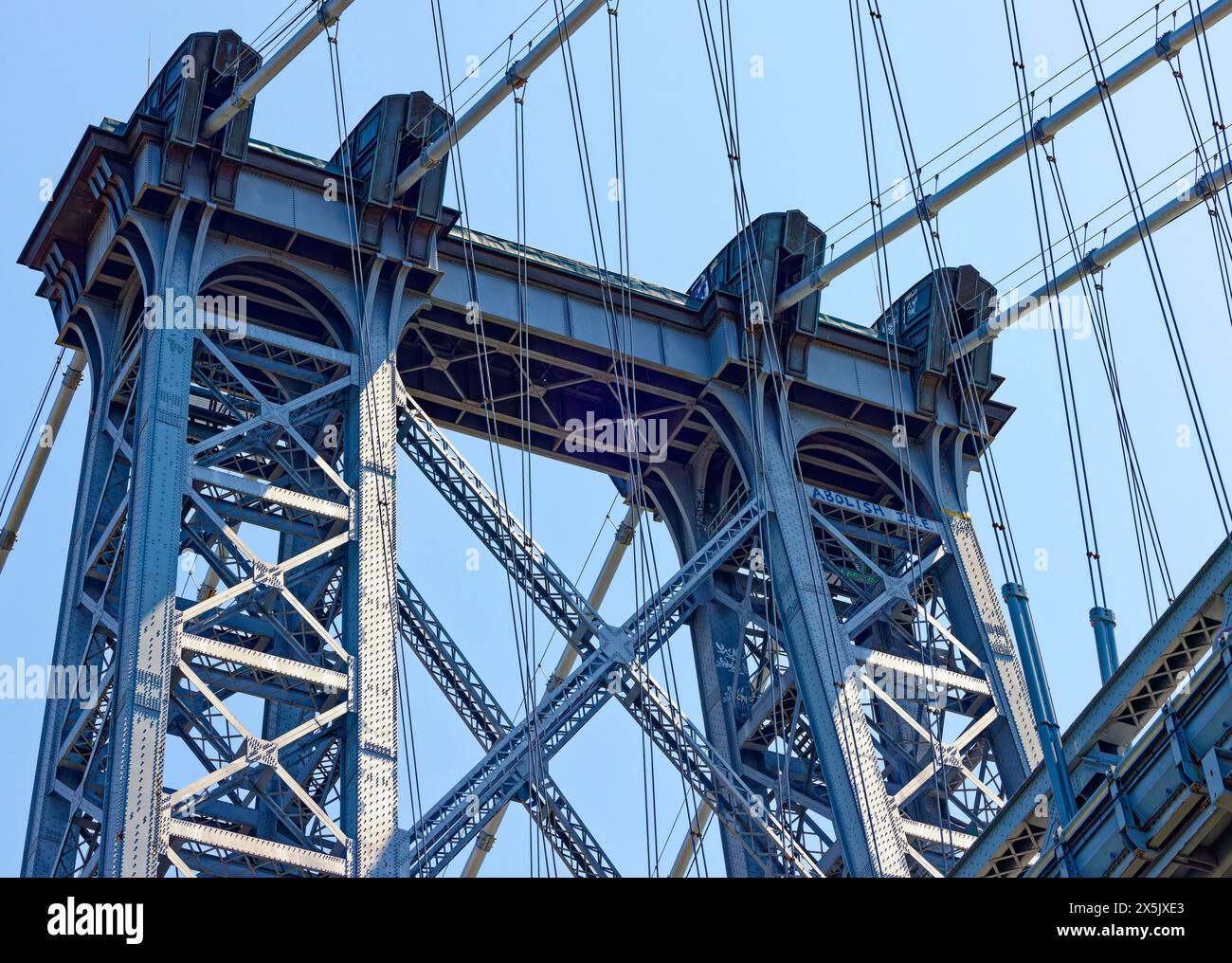 Dettaglio torre del ponte Williamsburg. Solo la campata centrale del ponte è sospesa dai cavi principali. Foto Stock