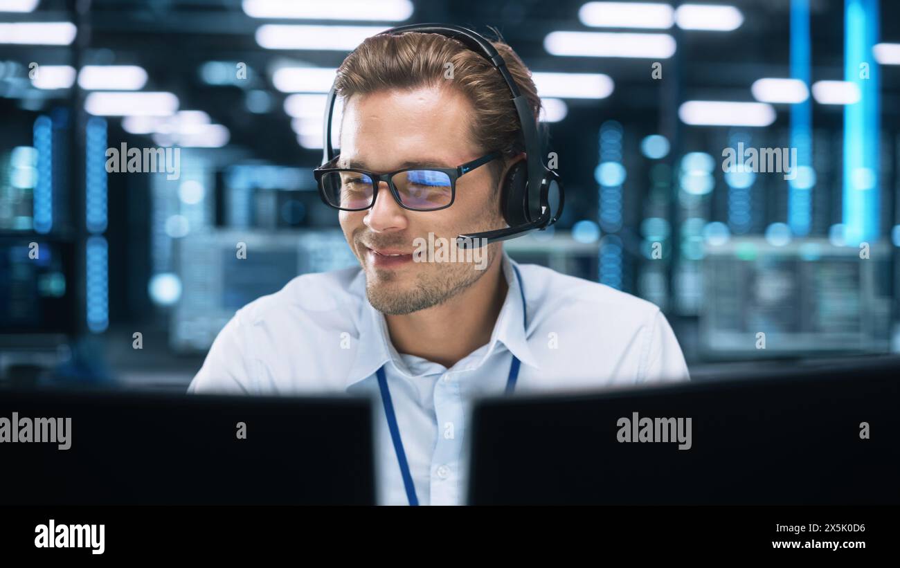 Operatore del call center che indossa la cuffia e lavora in ufficio per supportare i clienti remoti. Call Center, telemarketing, Agente di assistenza clienti forniscono assistenza durante una videoconferenza. Foto Stock