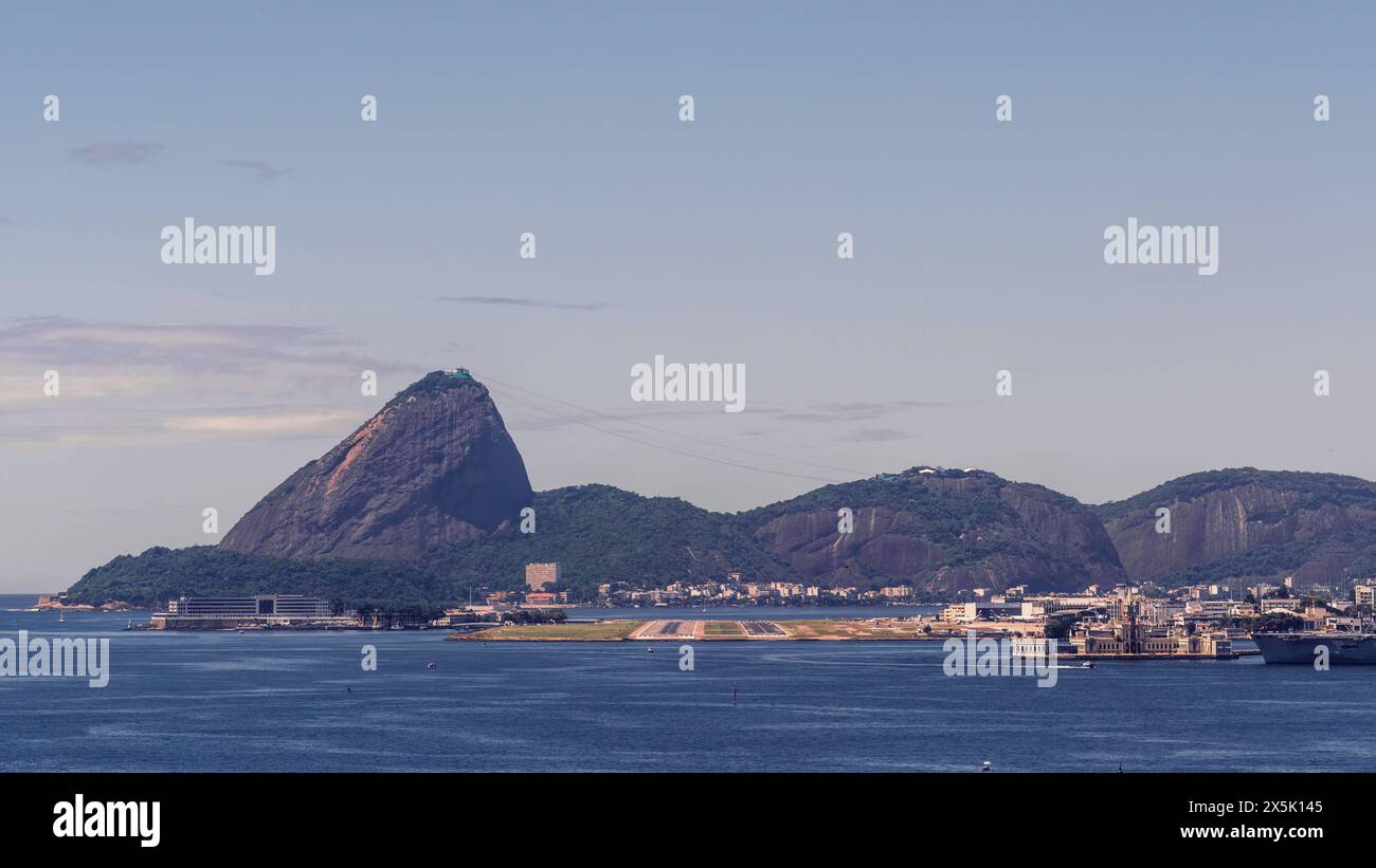 Vista della pista dell'aeroporto Santos Dumont SDU di Rio con sullo sfondo il Pan di zucchero, Rio de Janeiro, Brasile, Sud America Copyright: ALE Foto Stock