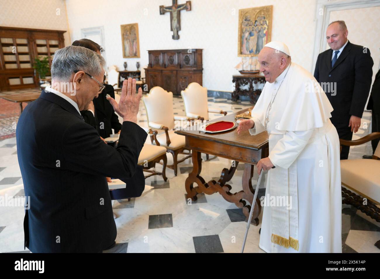 Vaticano, Vaticano. 10 maggio 2024. **NO LIBRI** Italia, Roma, Vaticano, 2024/5/10. Papa Francesco riceve in udienza privata il Sig. Minoru Harada, presidente della Fondazione Soka Gakkai in Vaticano Fotografia dei media Vaticani / Catholic Press Photo. LIMITATA ALL'USO EDITORIALE, NON MARKETING, NON CAMPAGNE PUBBLICITARIE. Credito: Agenzia fotografica indipendente/Alamy Live News Foto Stock