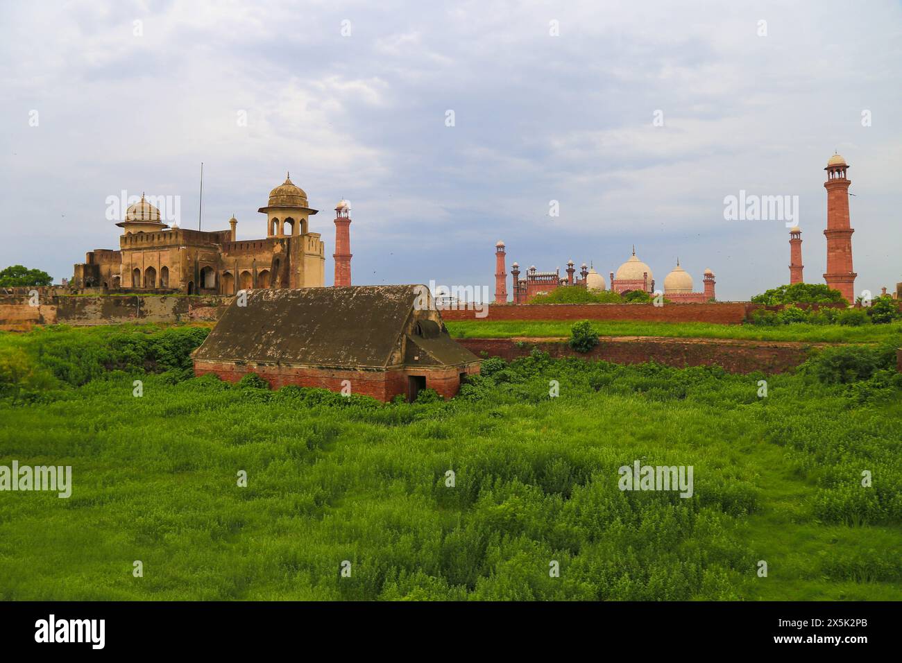 Splendida Moschea Badshahi dal forte di Lahore Foto Stock